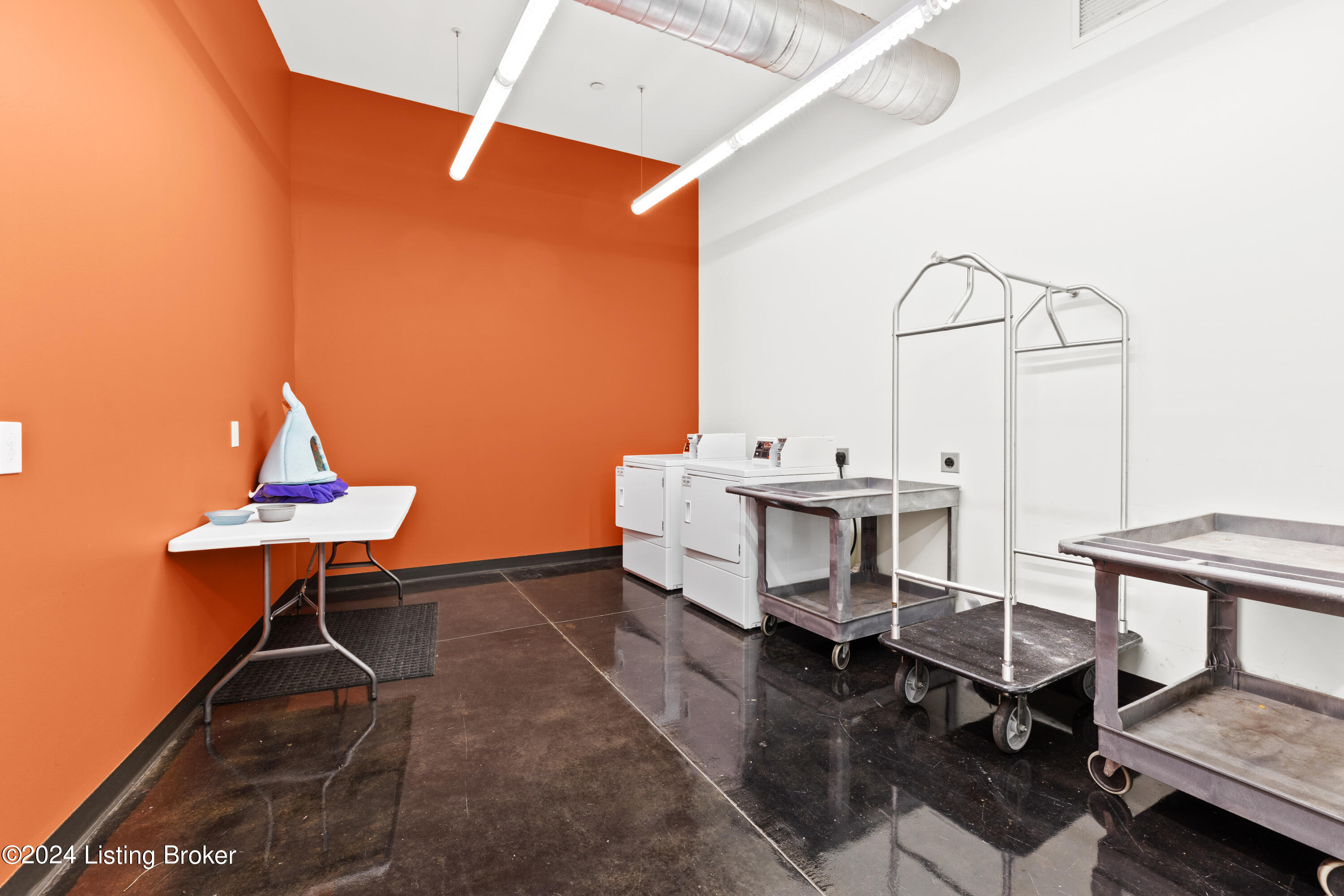 309 E Market St, 302