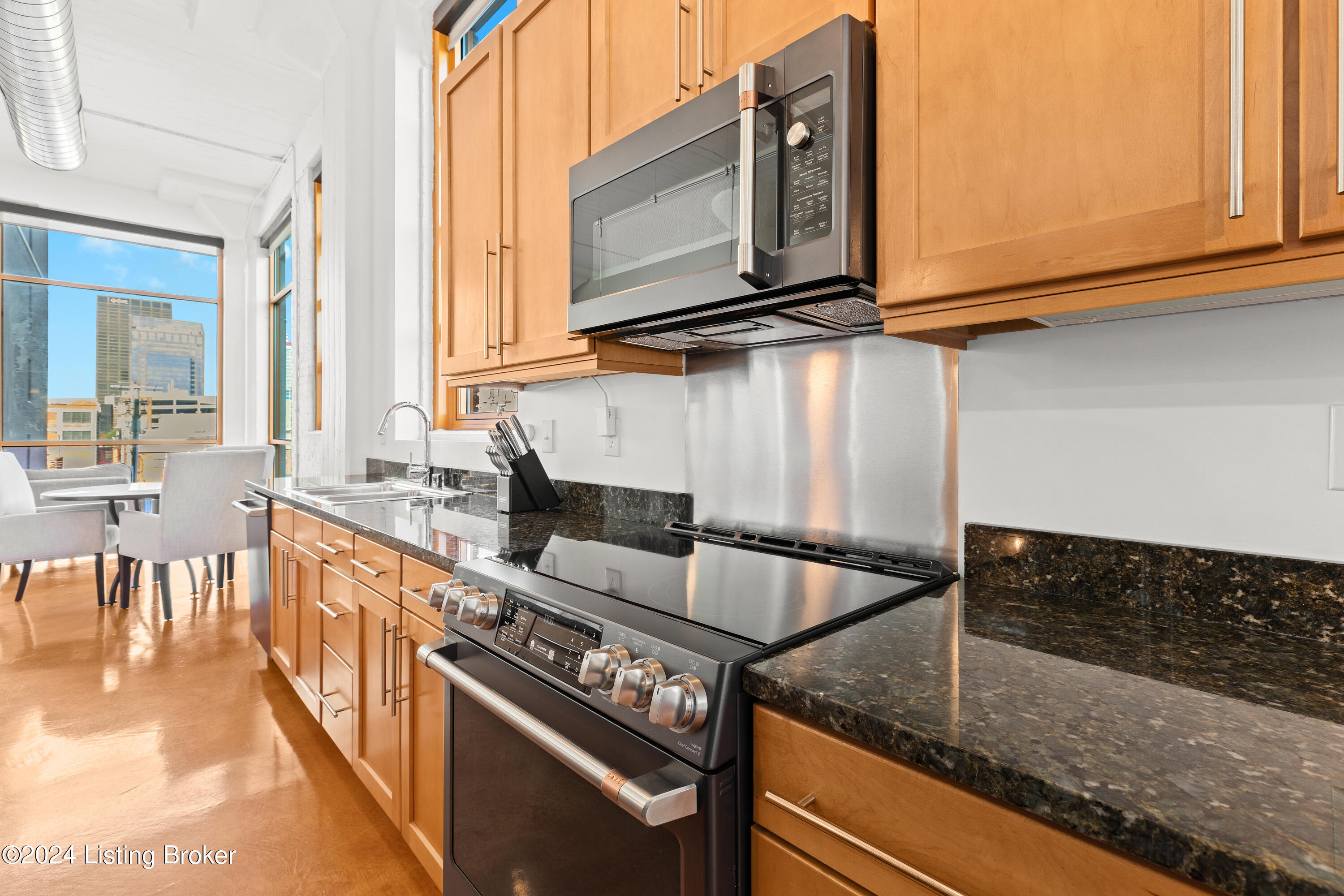 309 E Market St, 302