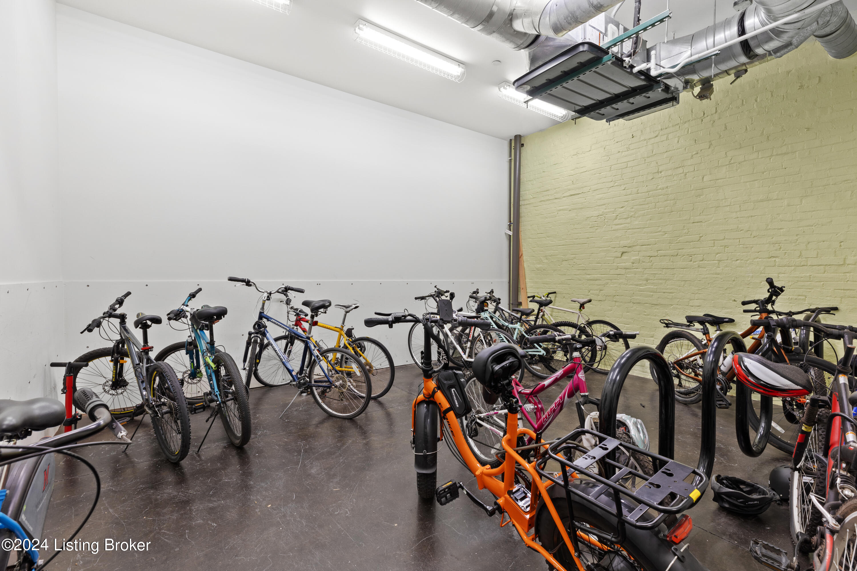 309 E Market St, 302