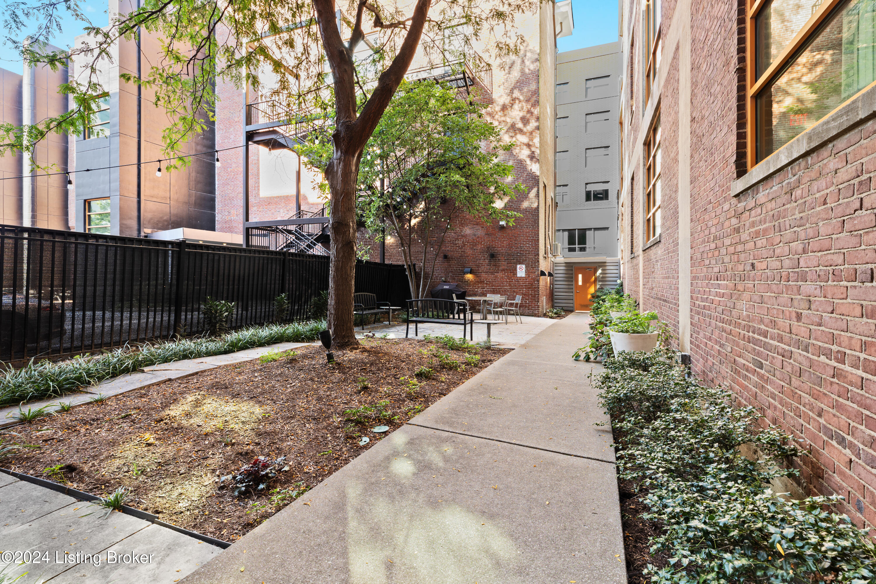 309 E Market St, 302