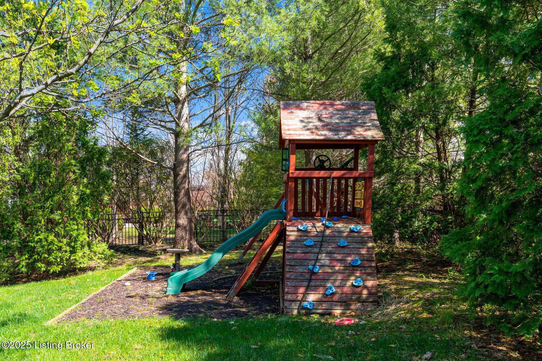 3025 Albrecht Dr