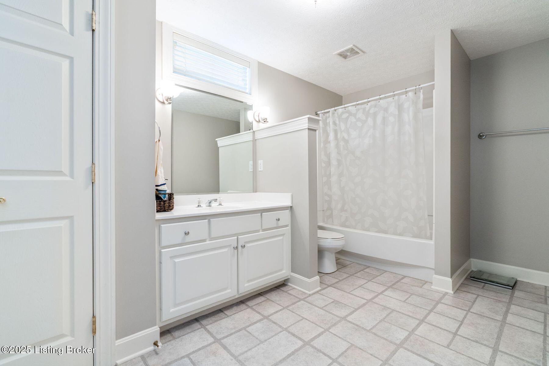 3025 Albrecht Dr
