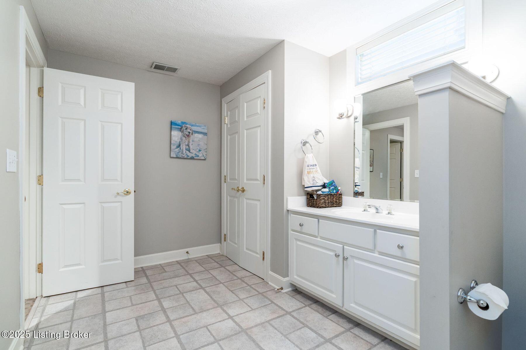 3025 Albrecht Dr