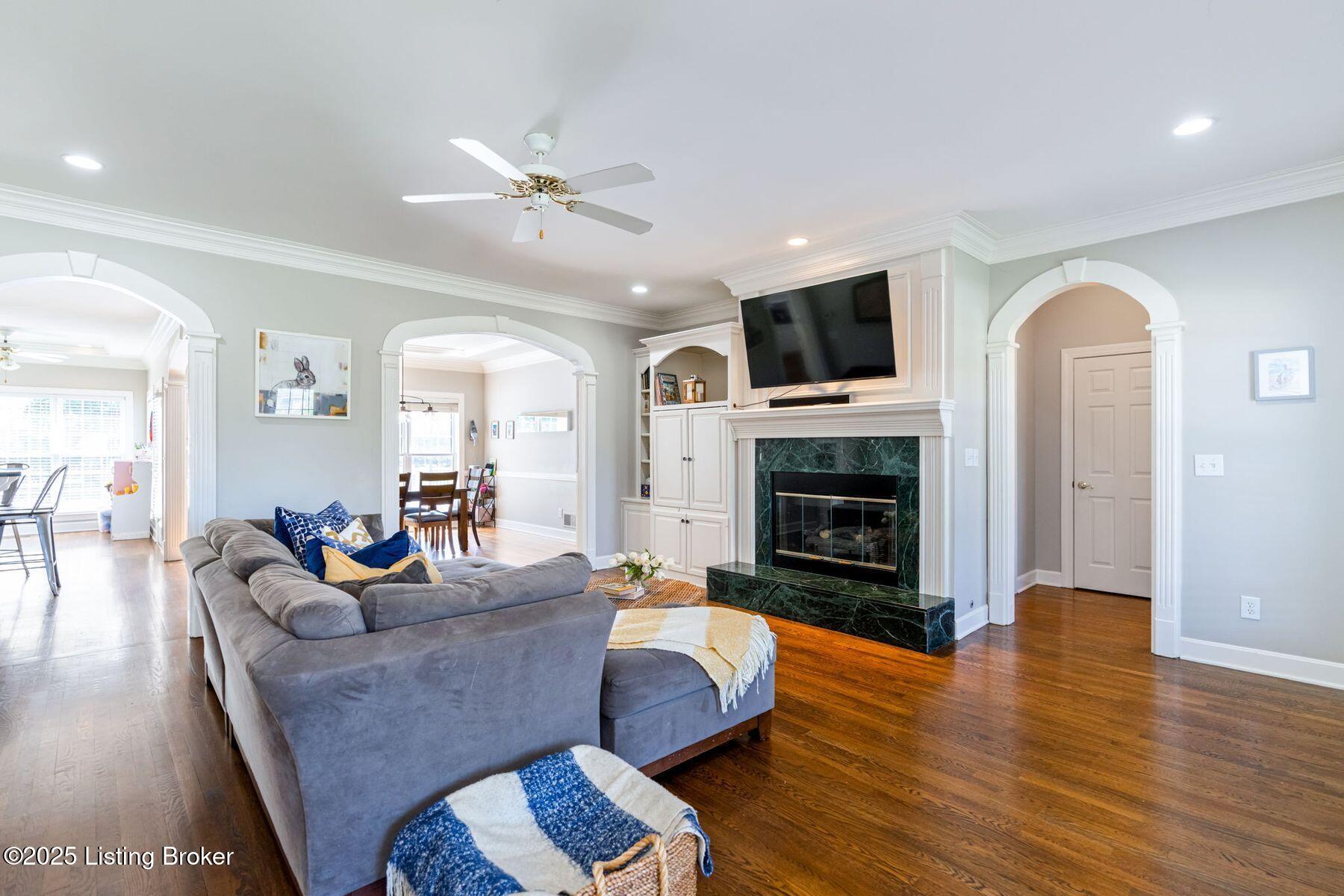 3025 Albrecht Dr
