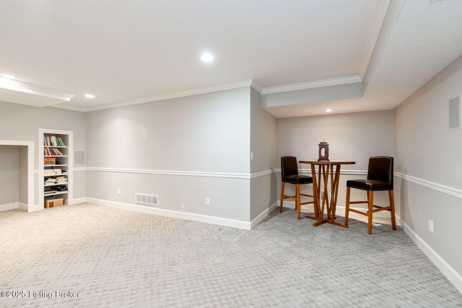 3025 Albrecht Dr