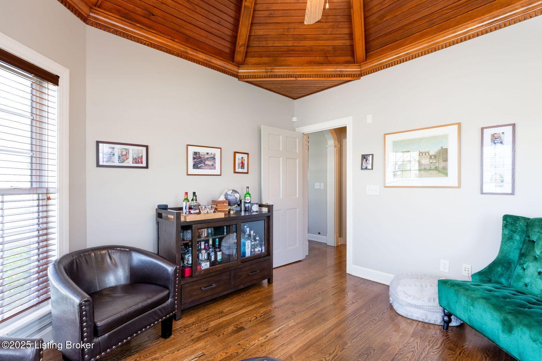 3025 Albrecht Dr
