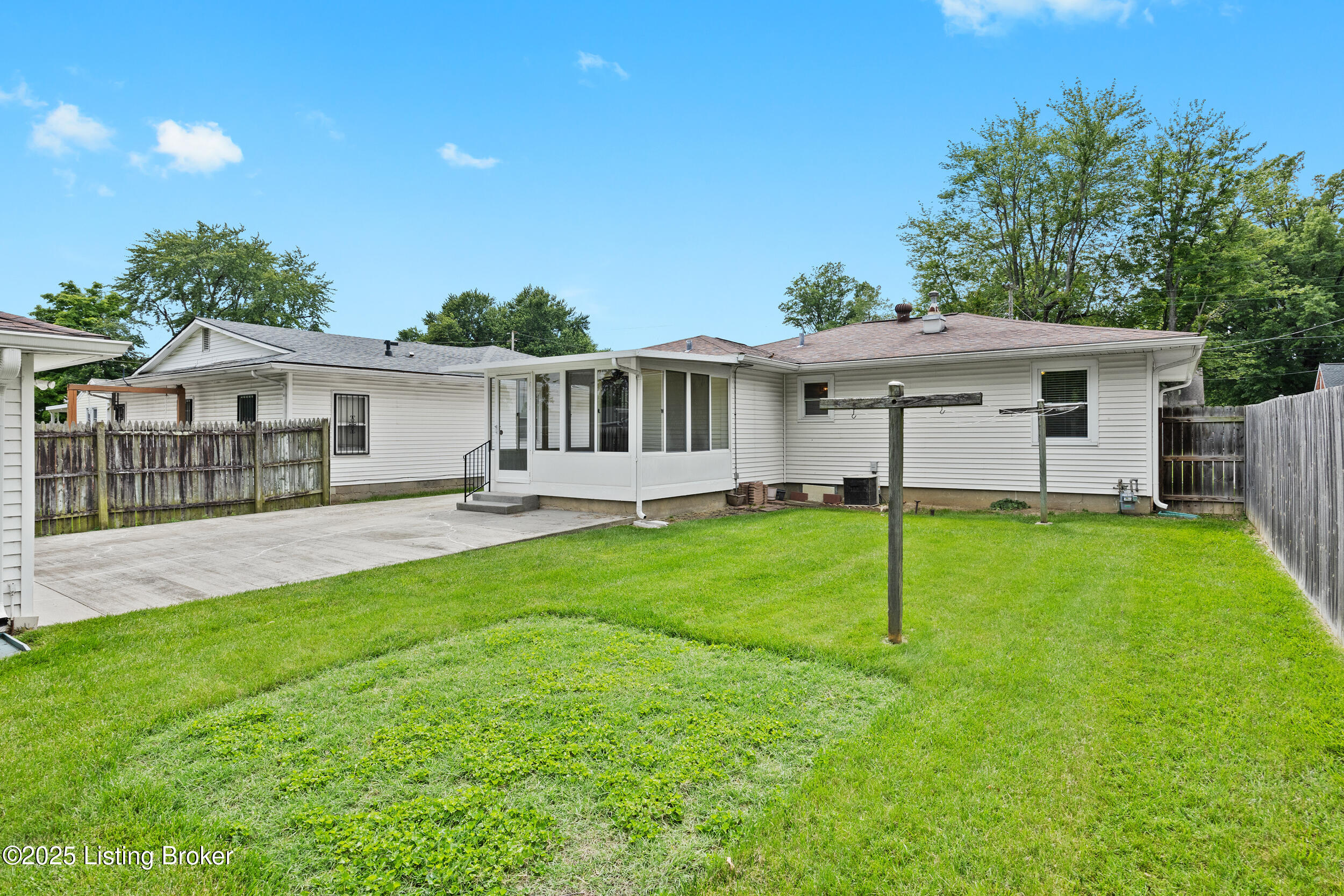 1112 Loretta St