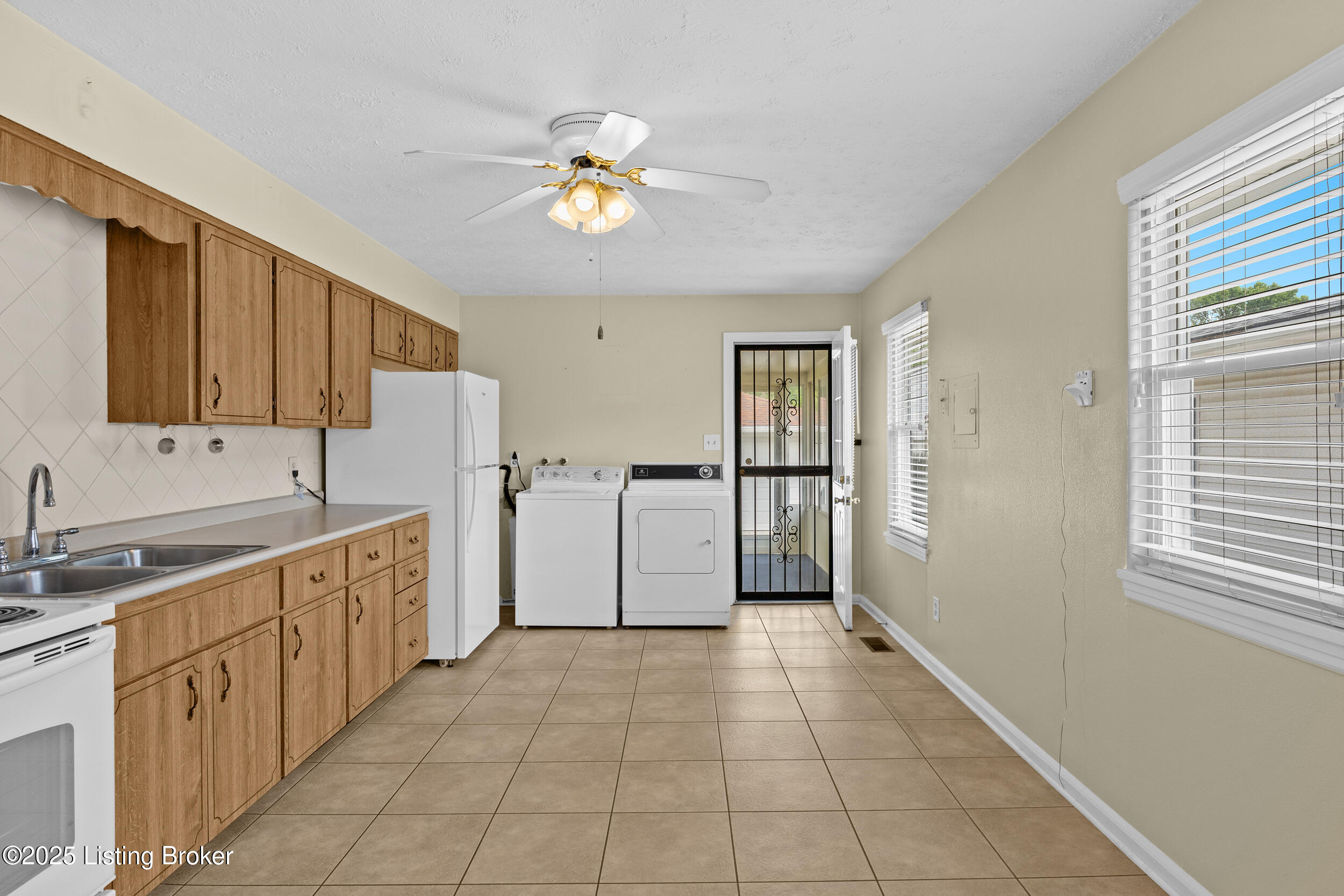 1112 Loretta St