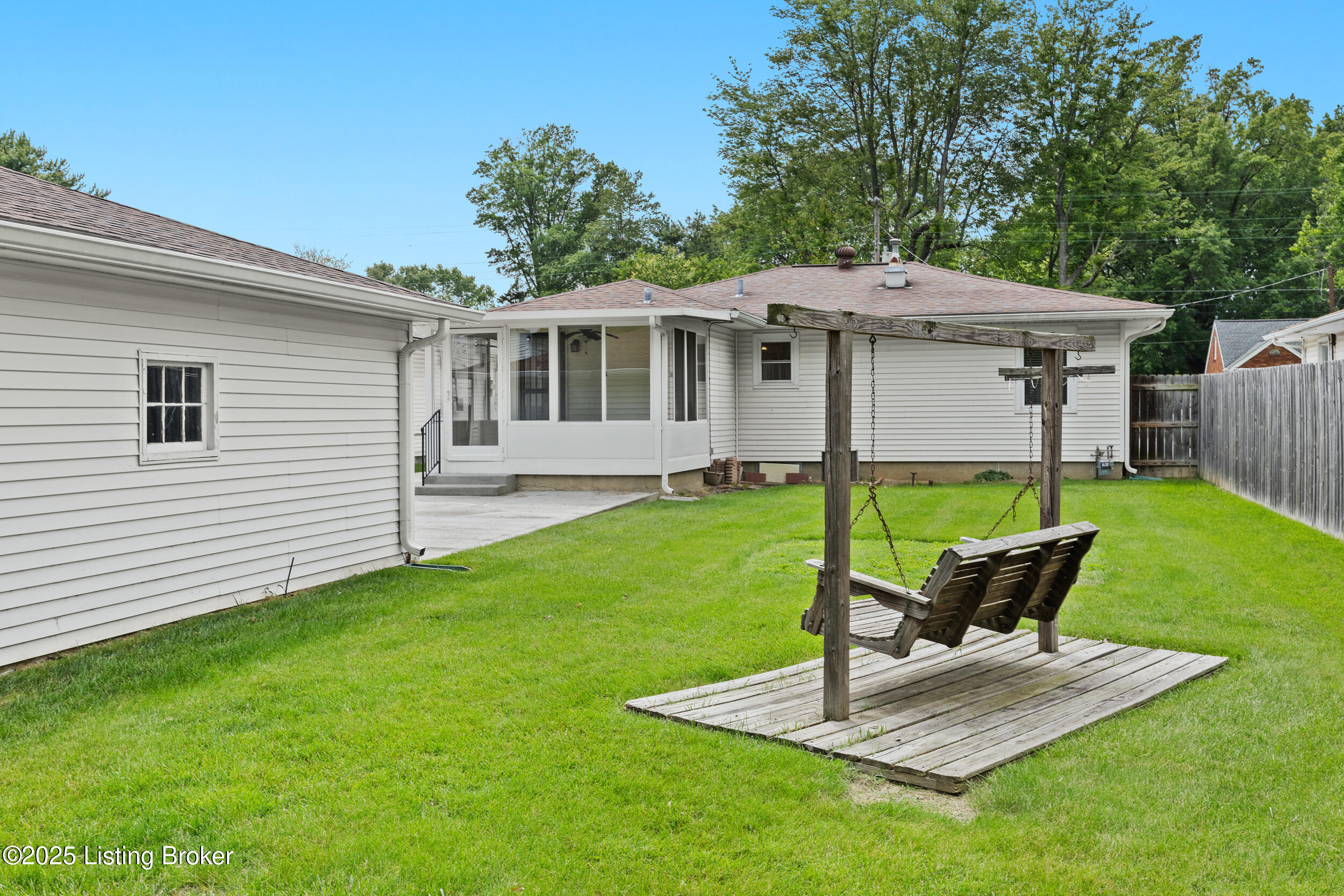 1112 Loretta St