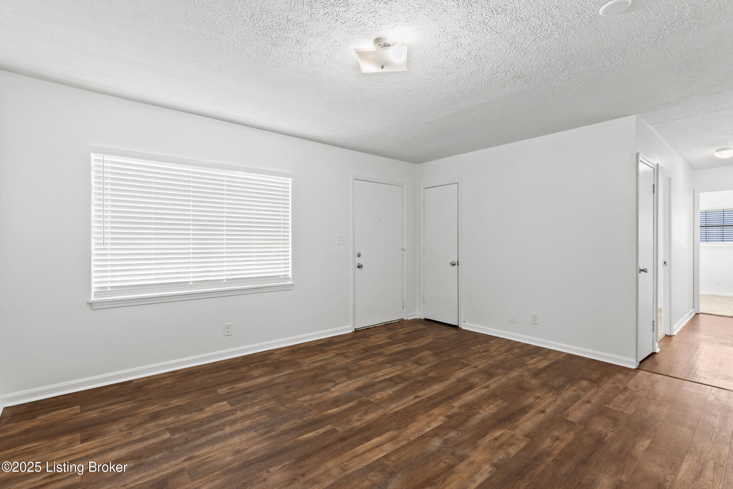 4208 Leo Ln