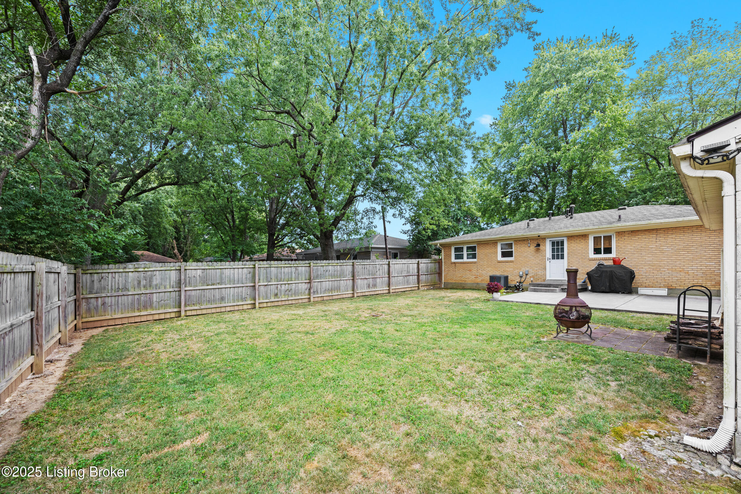 5593 Dorinda Dr