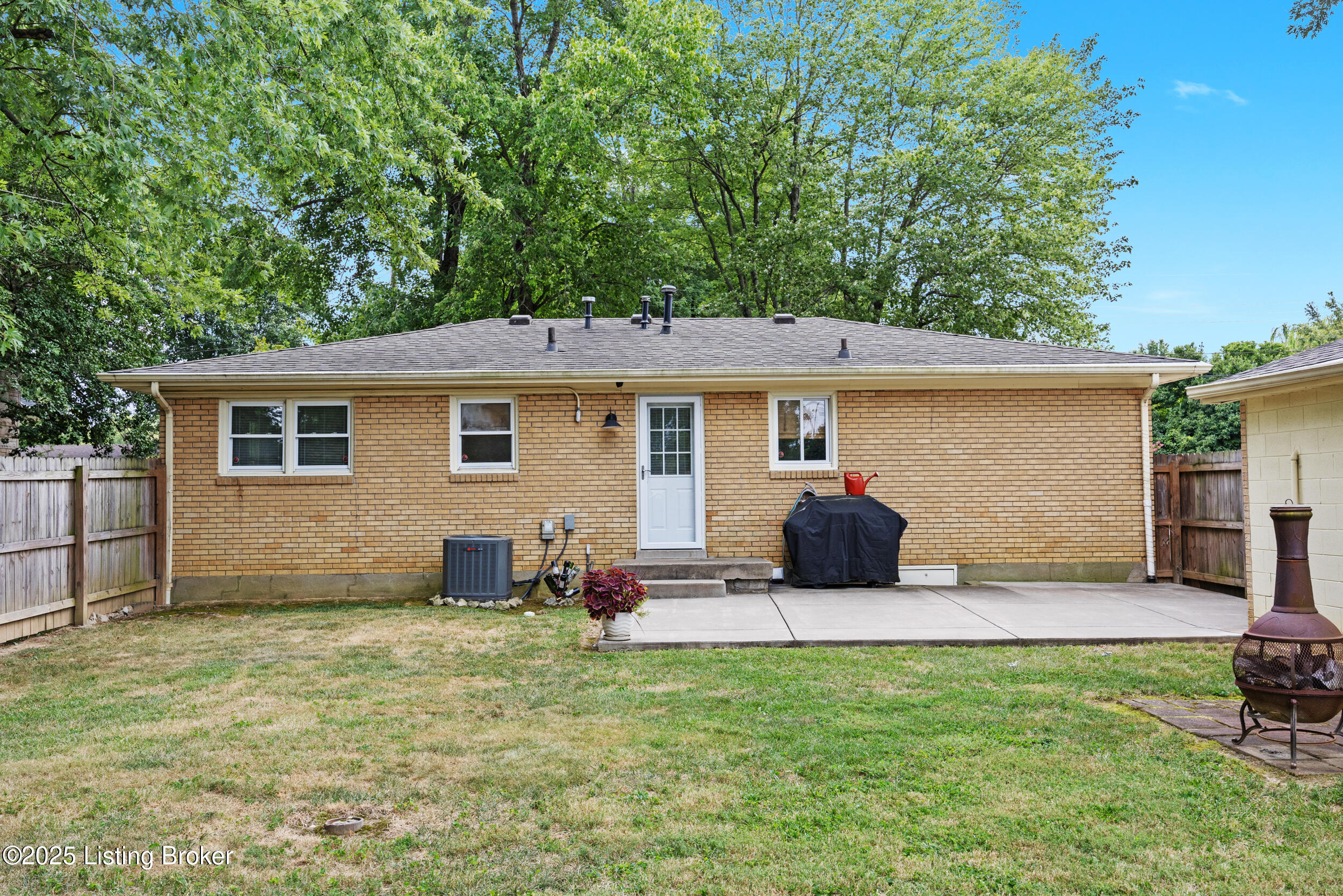 5593 Dorinda Dr