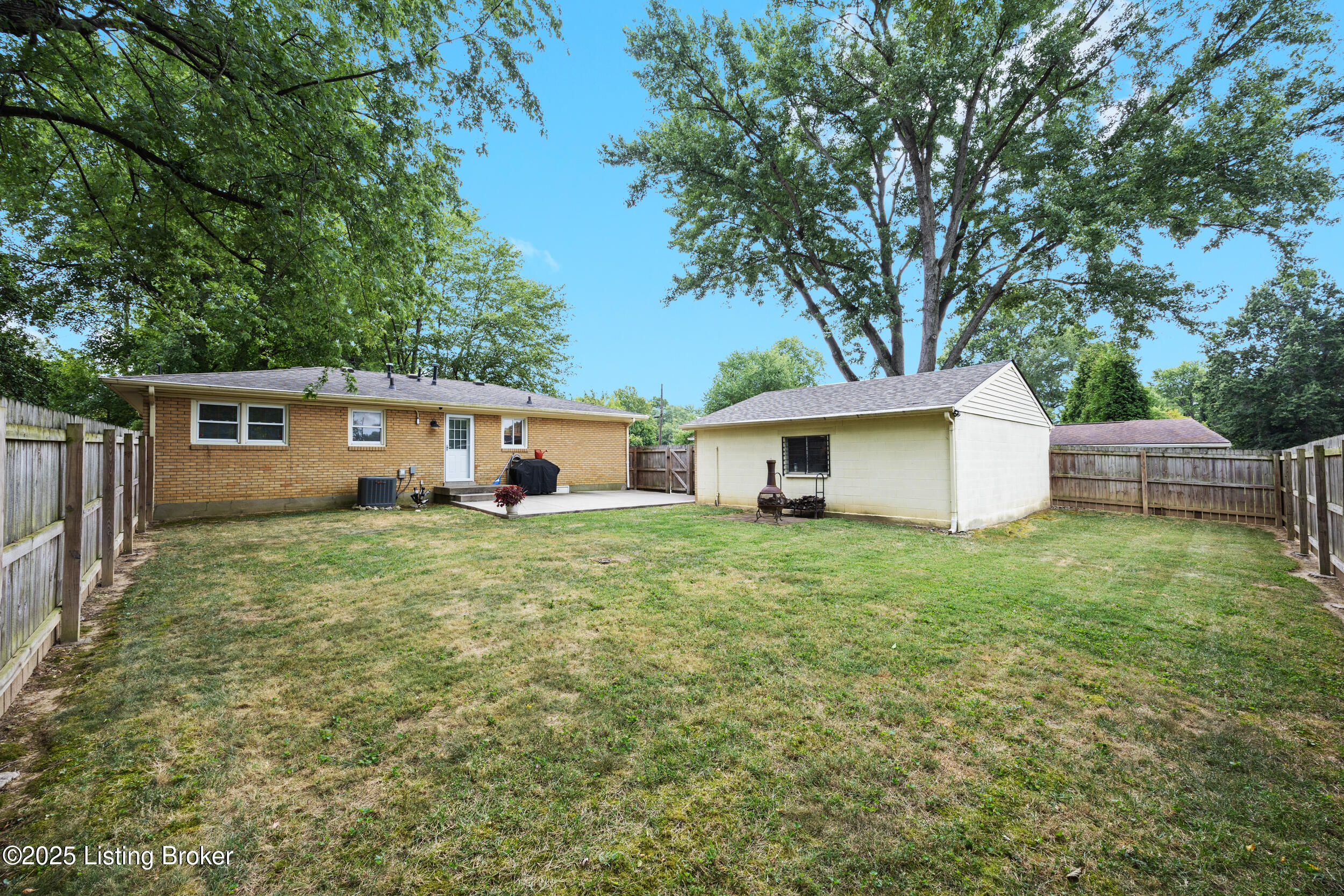5593 Dorinda Dr