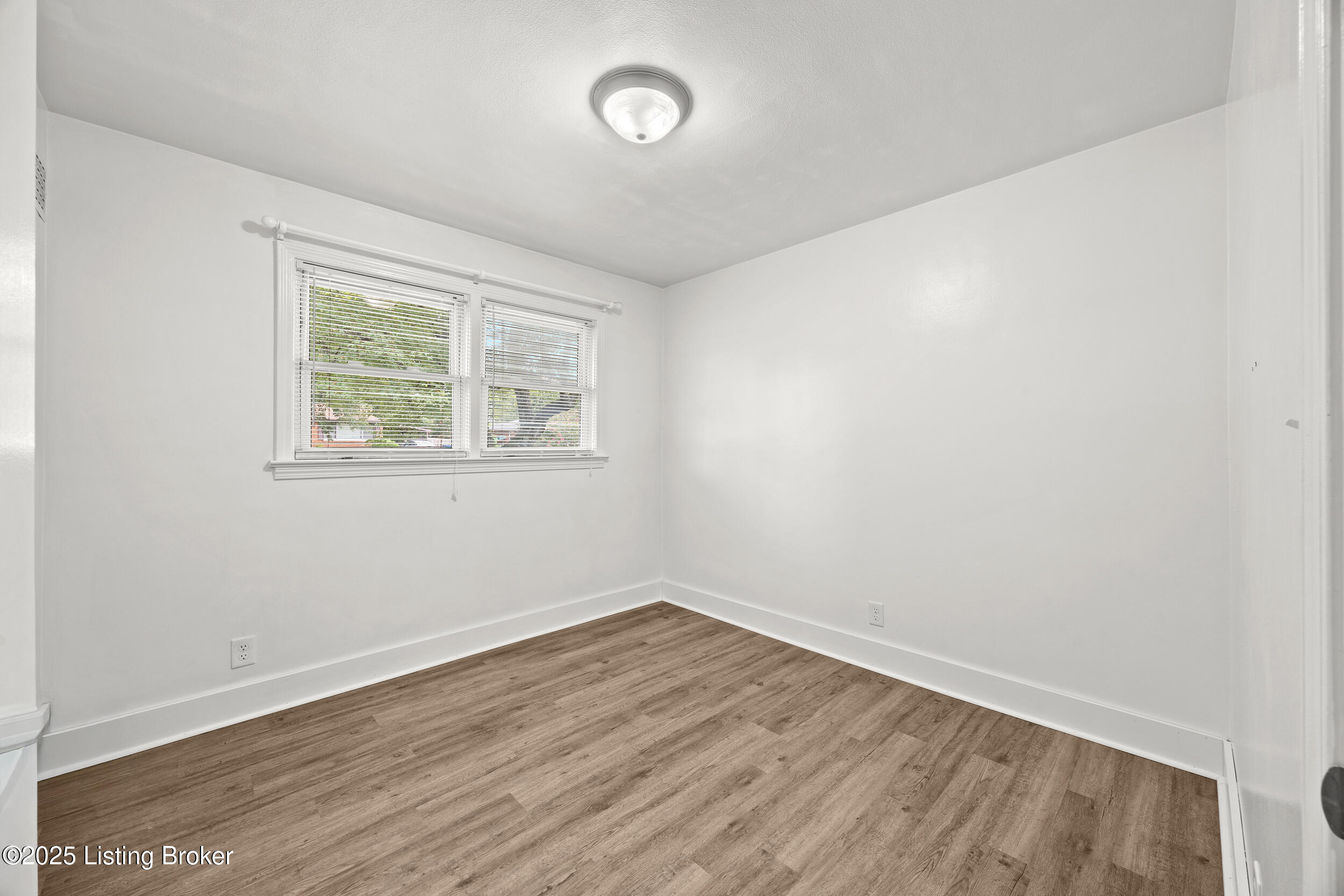 5593 Dorinda Dr
