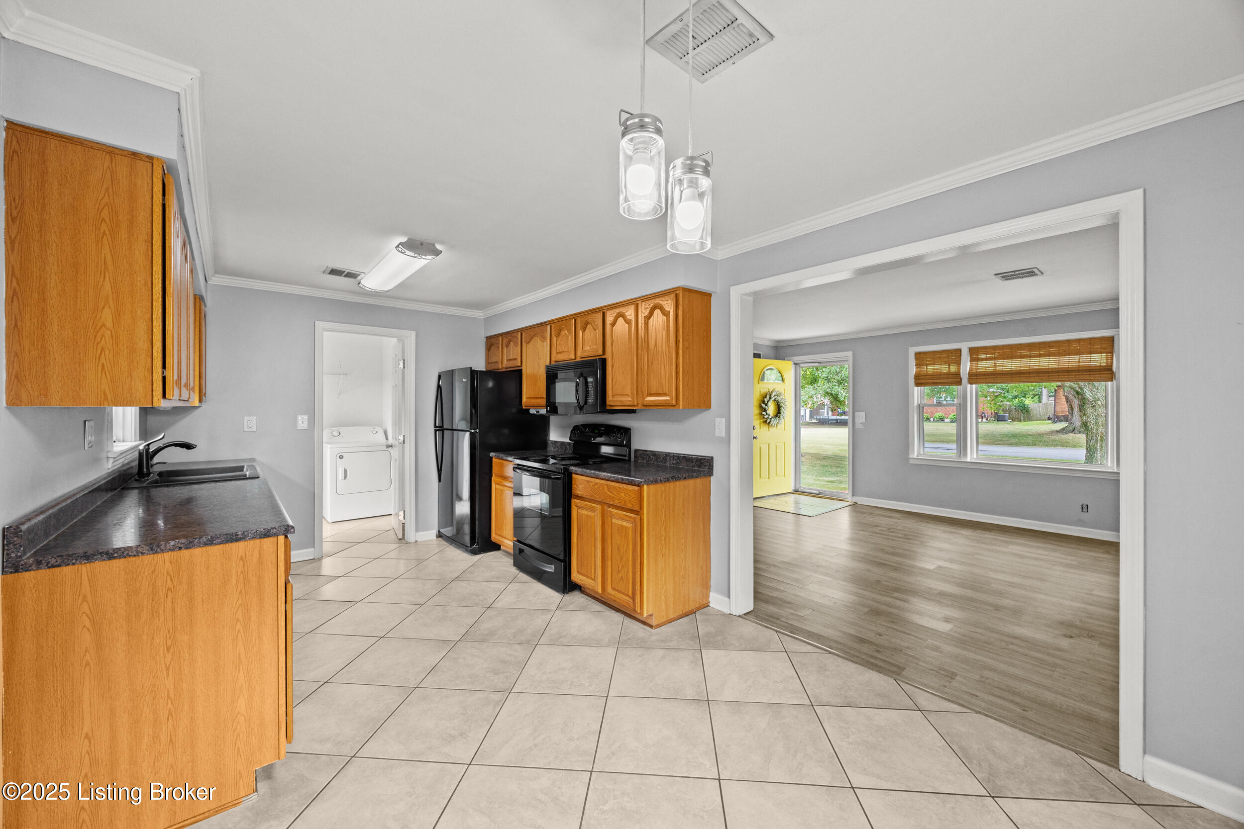 5593 Dorinda Dr