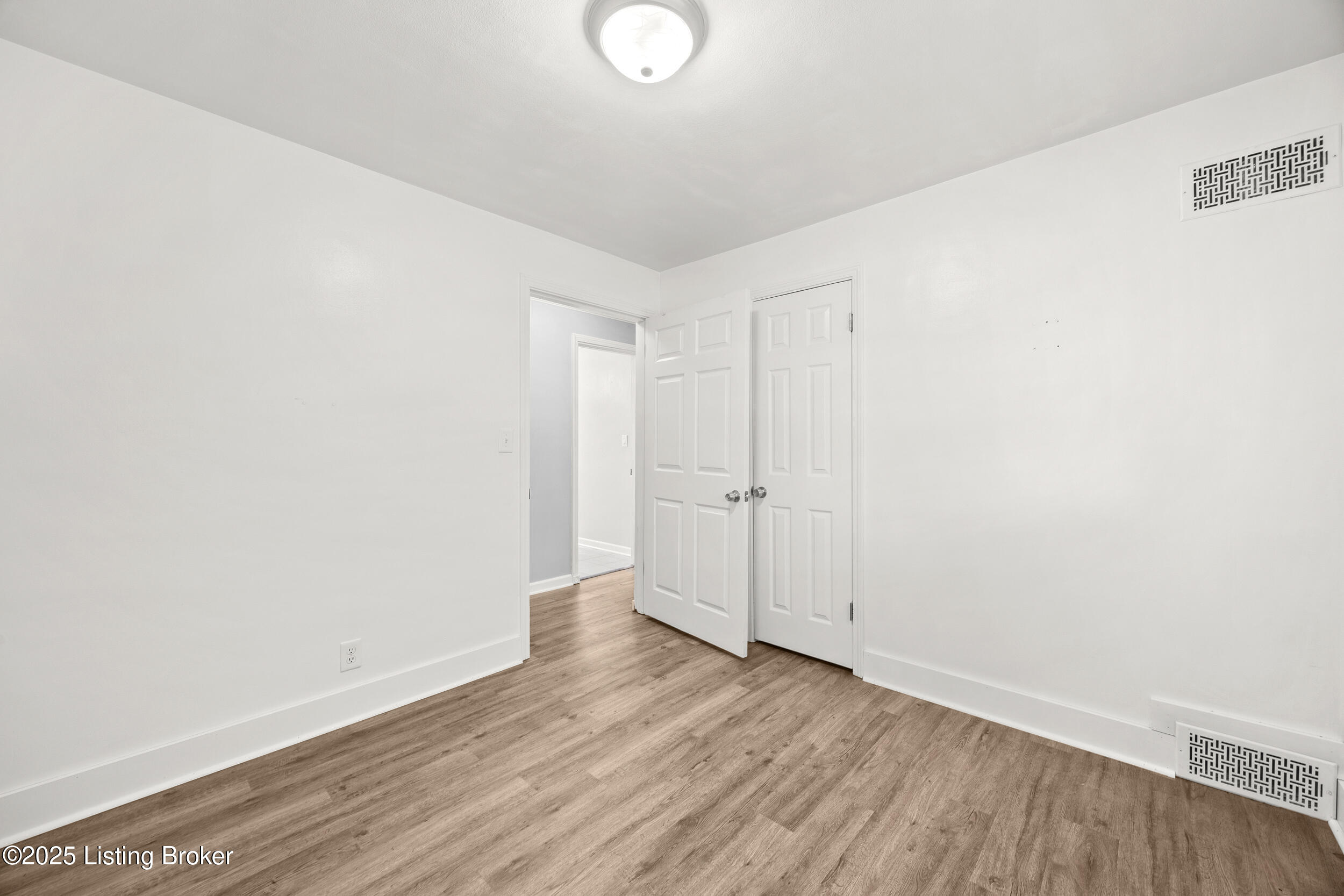 5593 Dorinda Dr