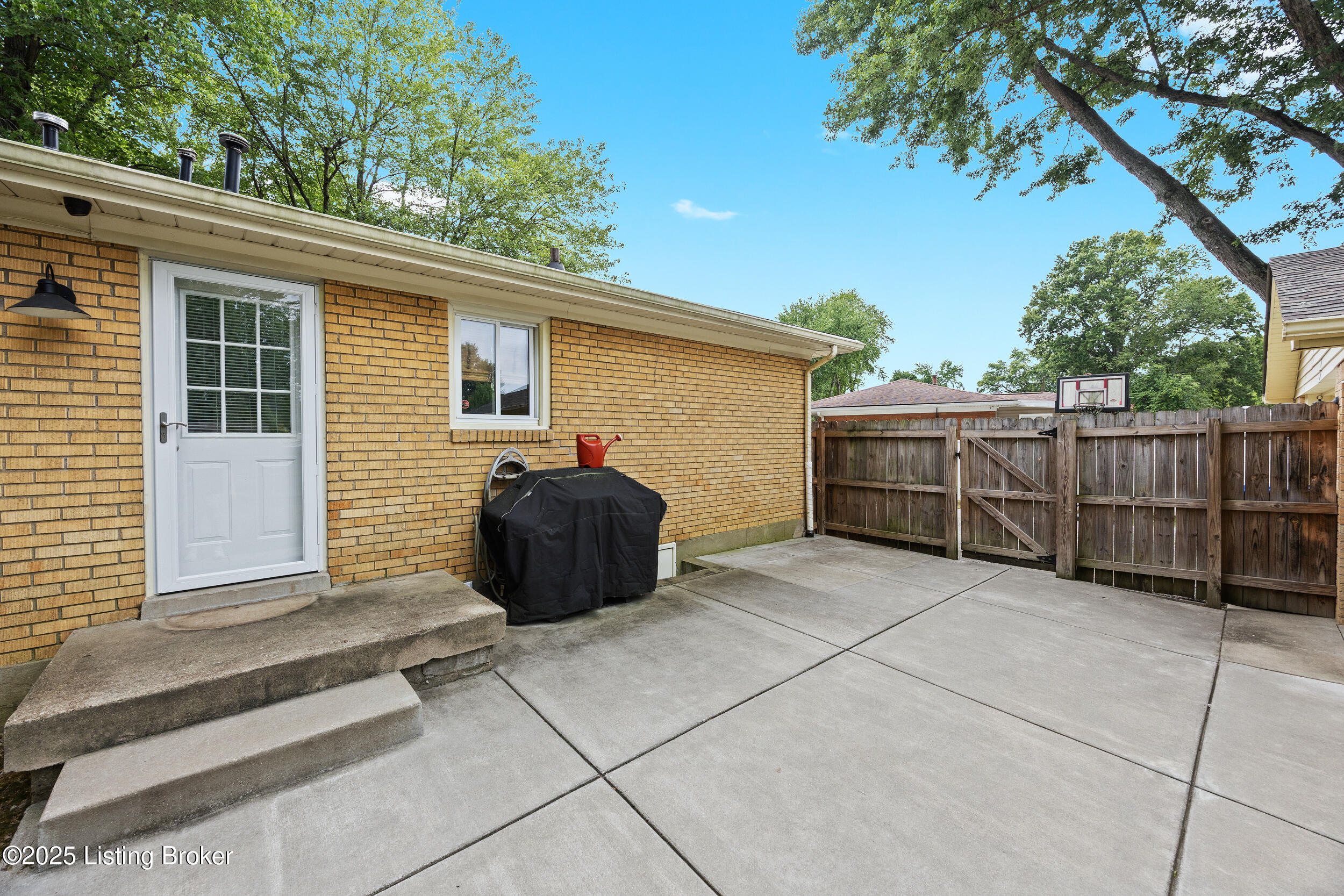 5593 Dorinda Dr