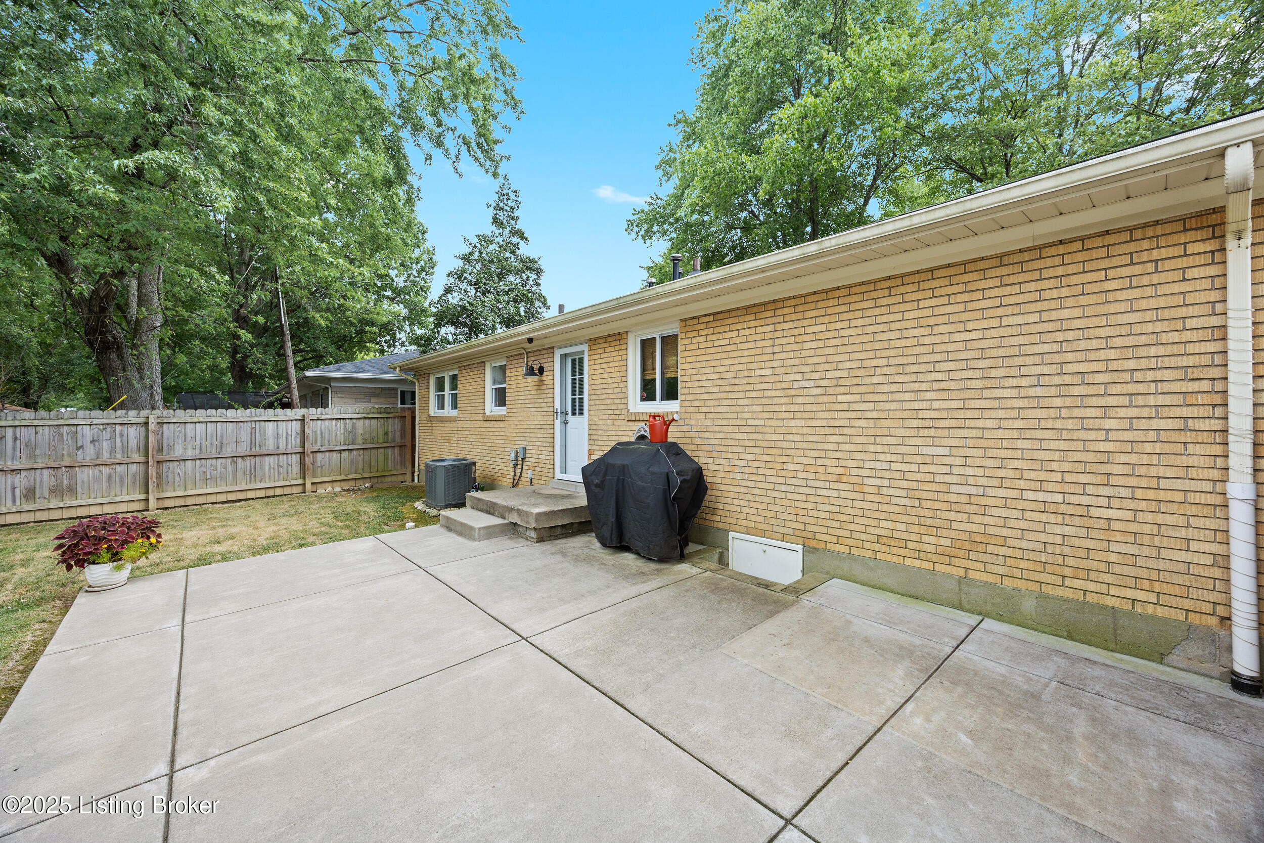 5593 Dorinda Dr