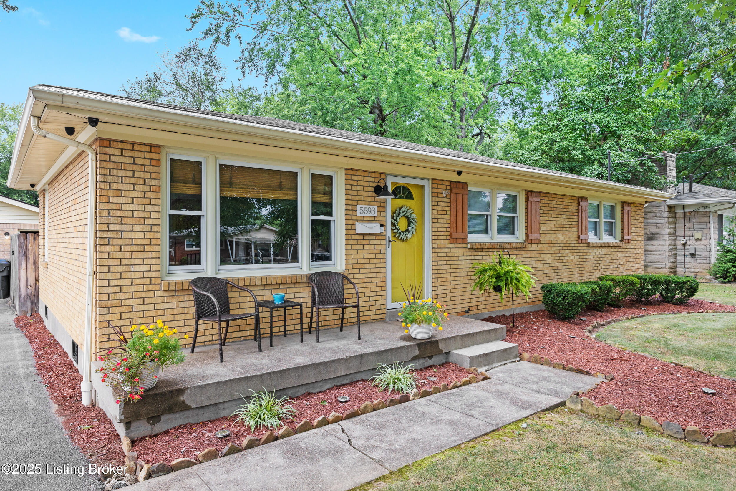5593 Dorinda Dr