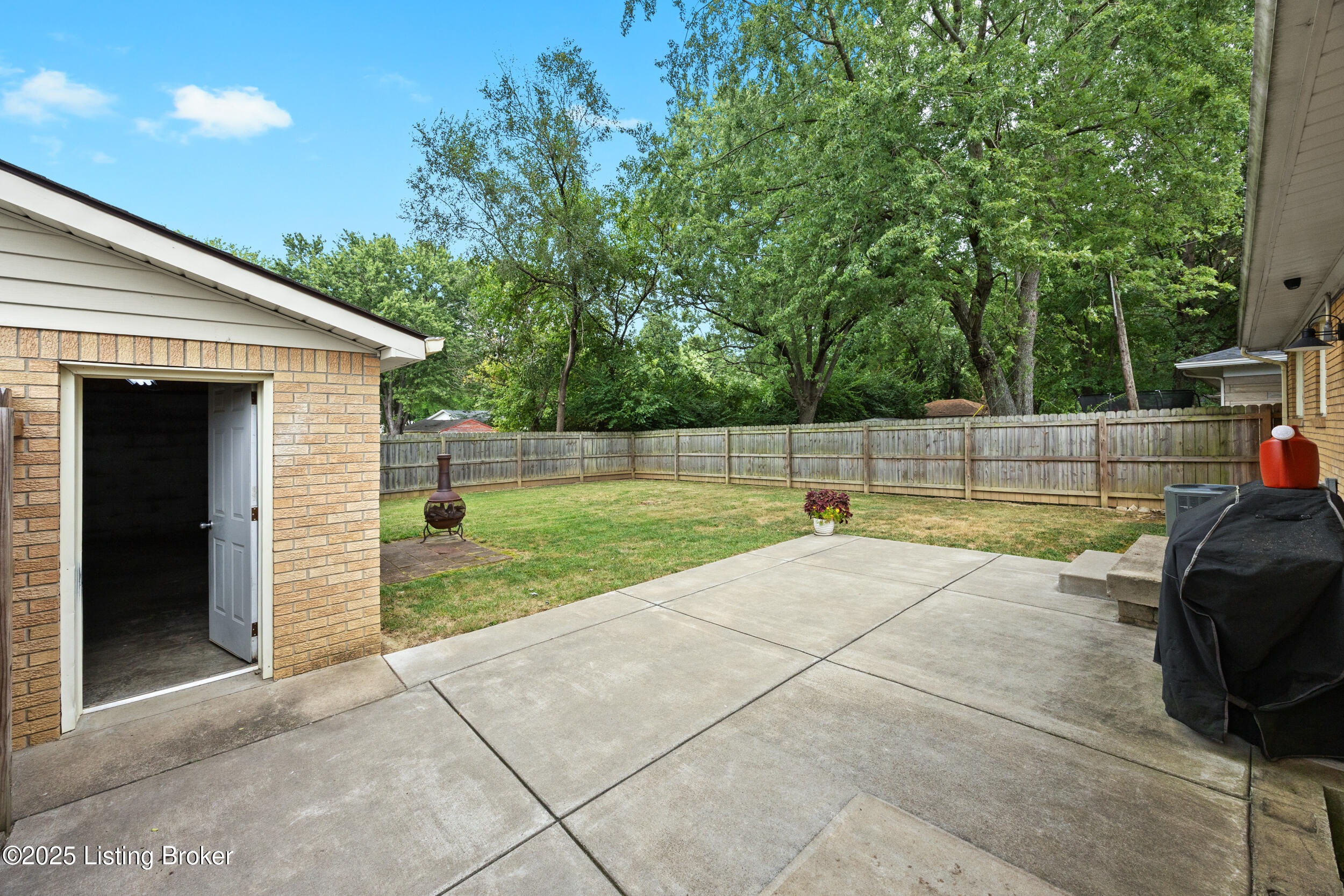 5593 Dorinda Dr