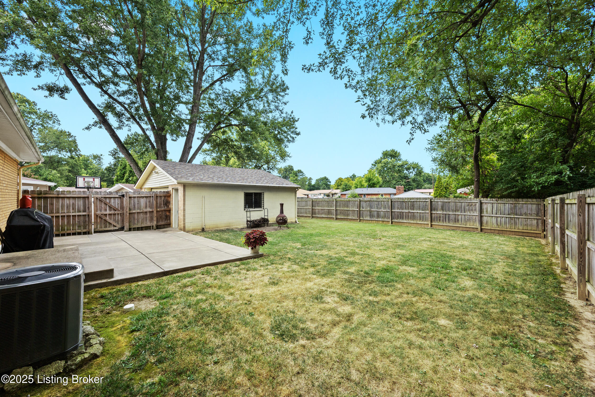 5593 Dorinda Dr