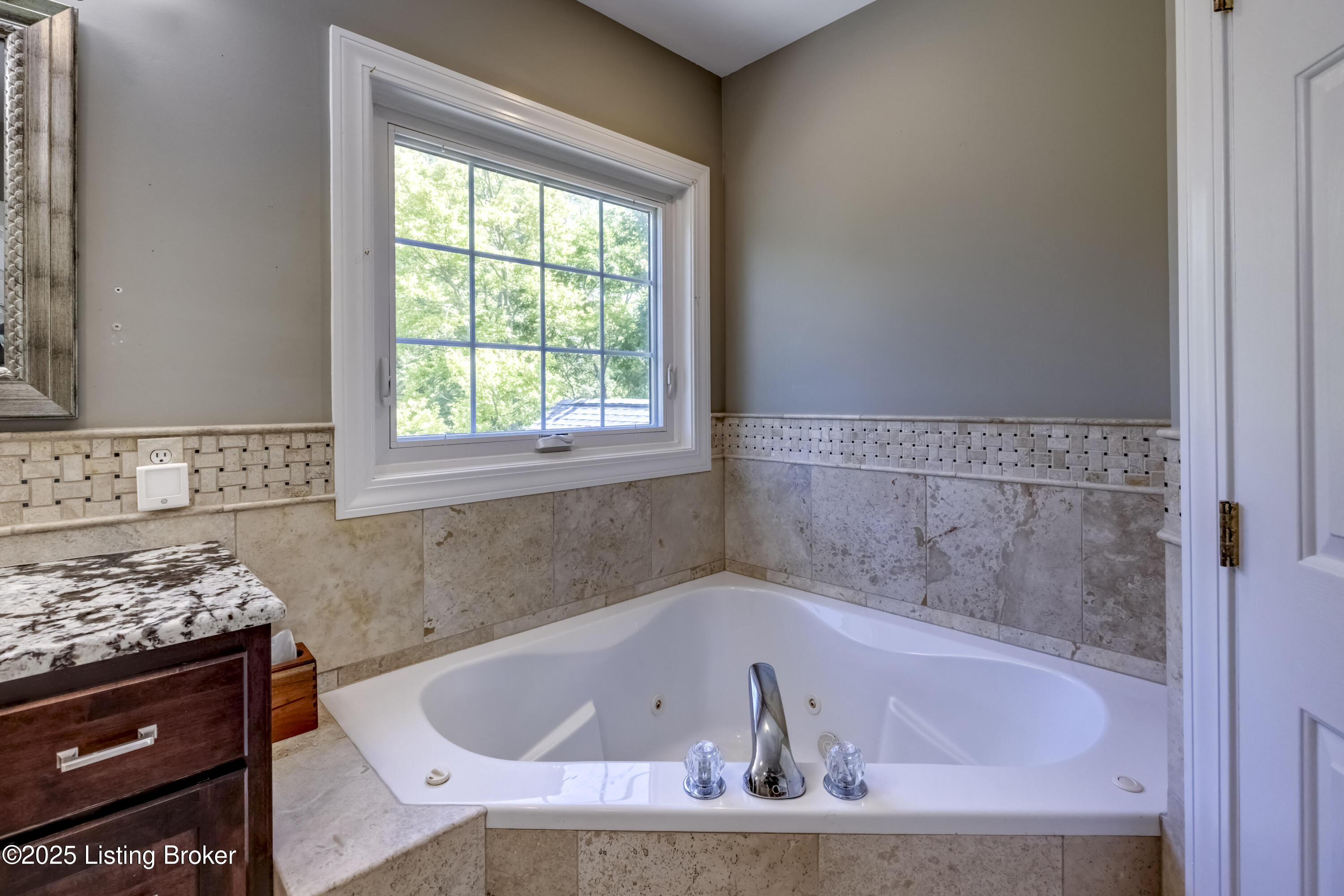 3617 Red Oak Dr, La Grange