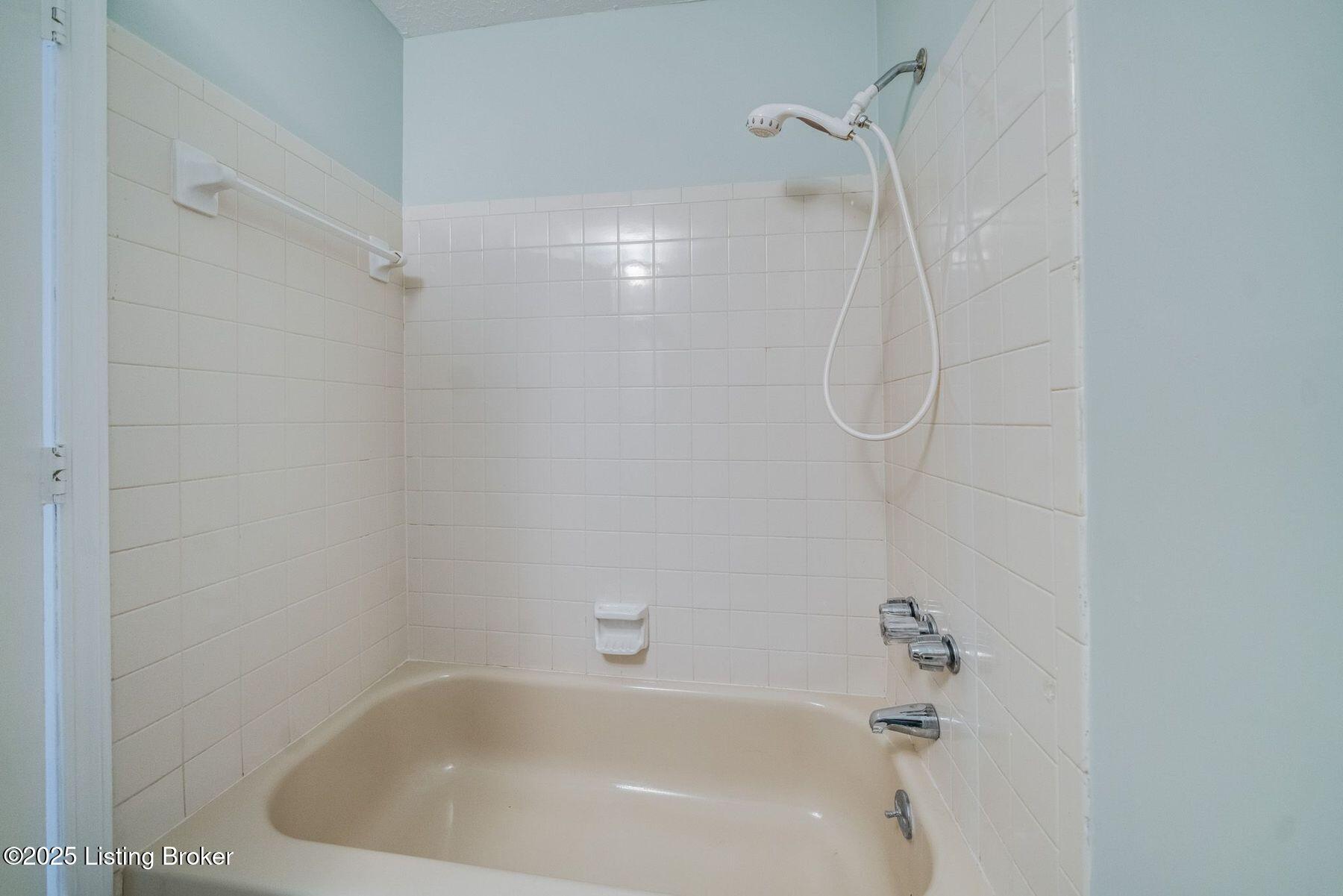 3301 Colonial Manor Cir UNIT 2B