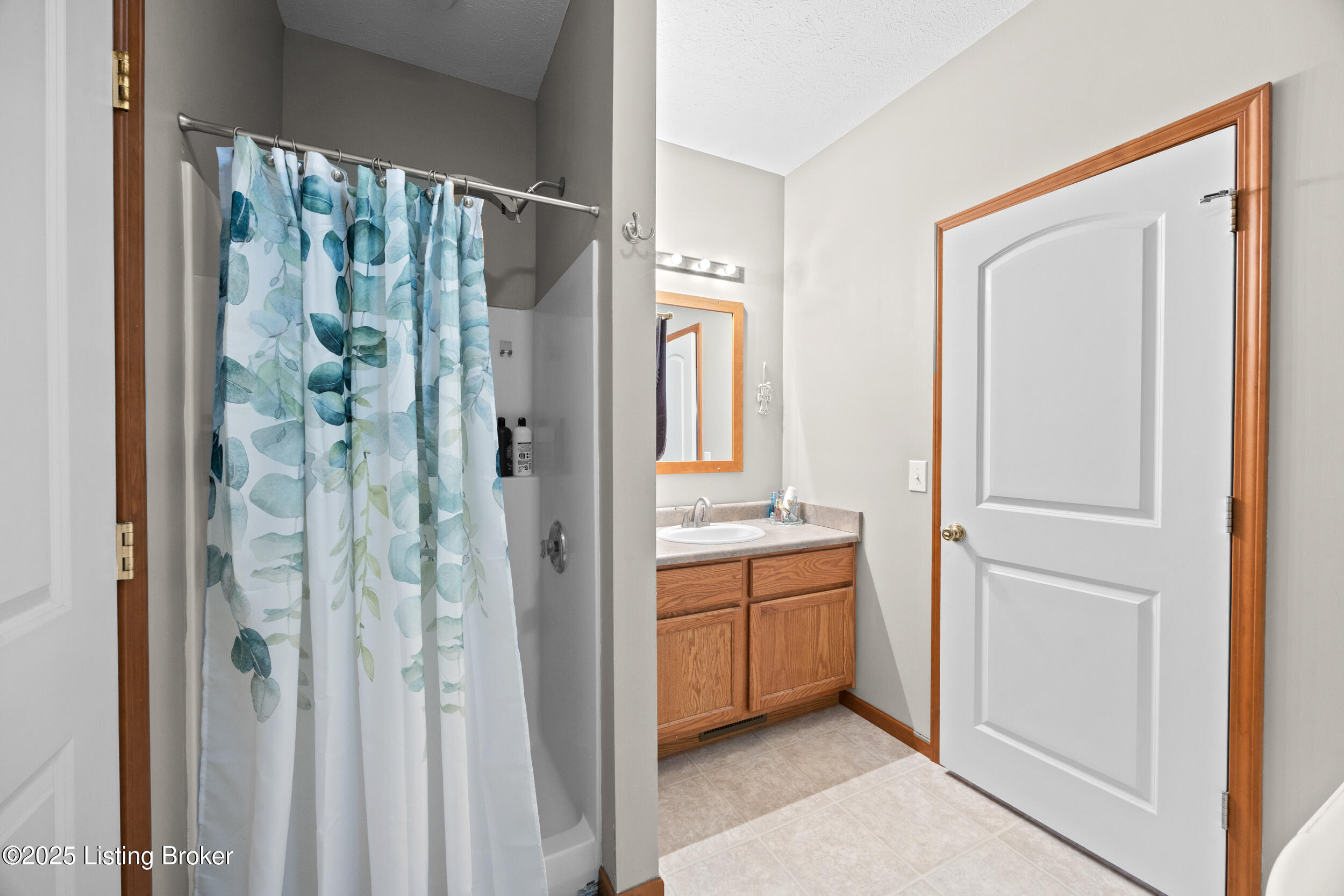 323 Oxmoor Dr, Elizabethtown