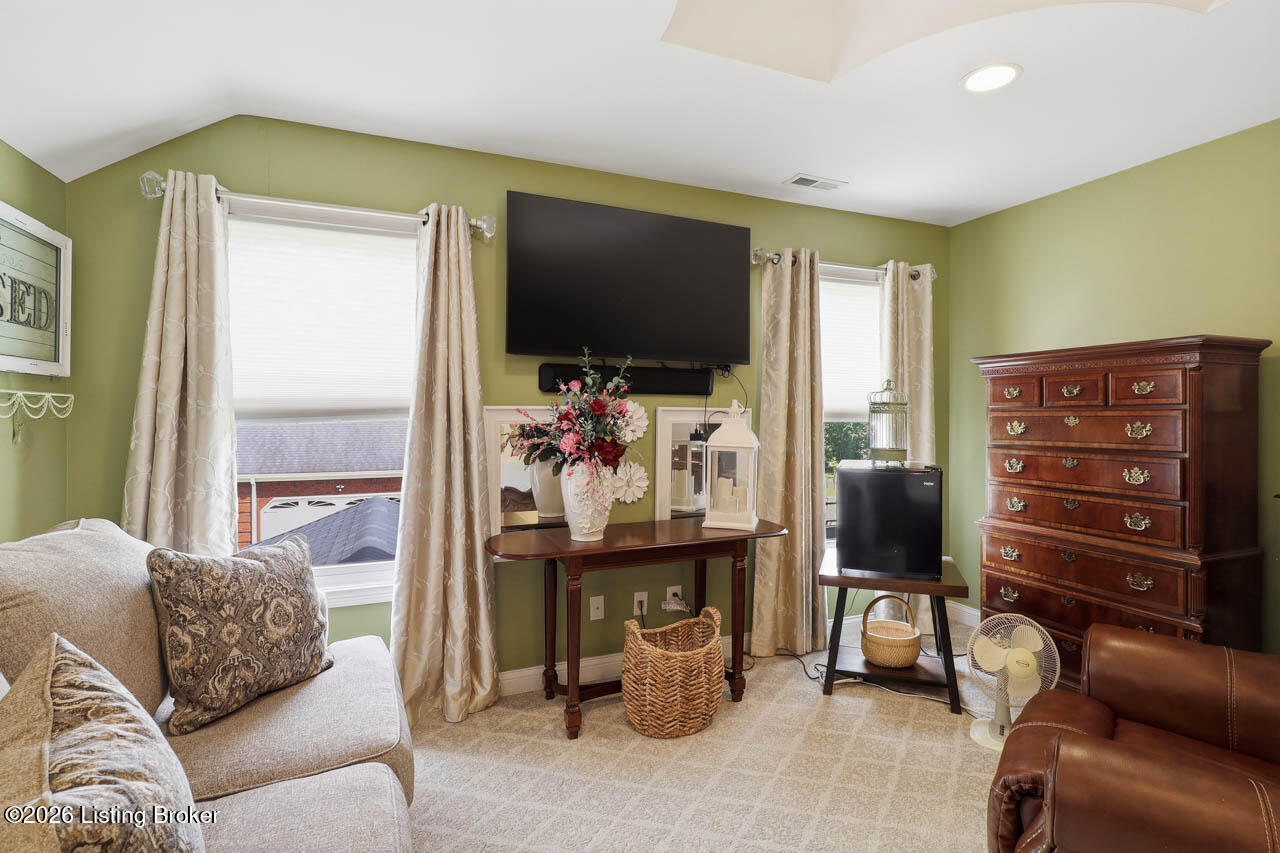585 Sunray Dr