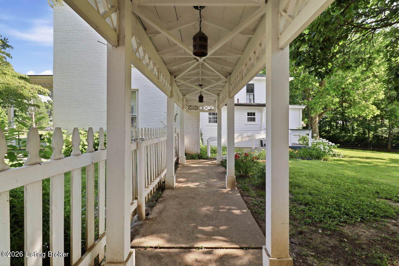 559 N Main St