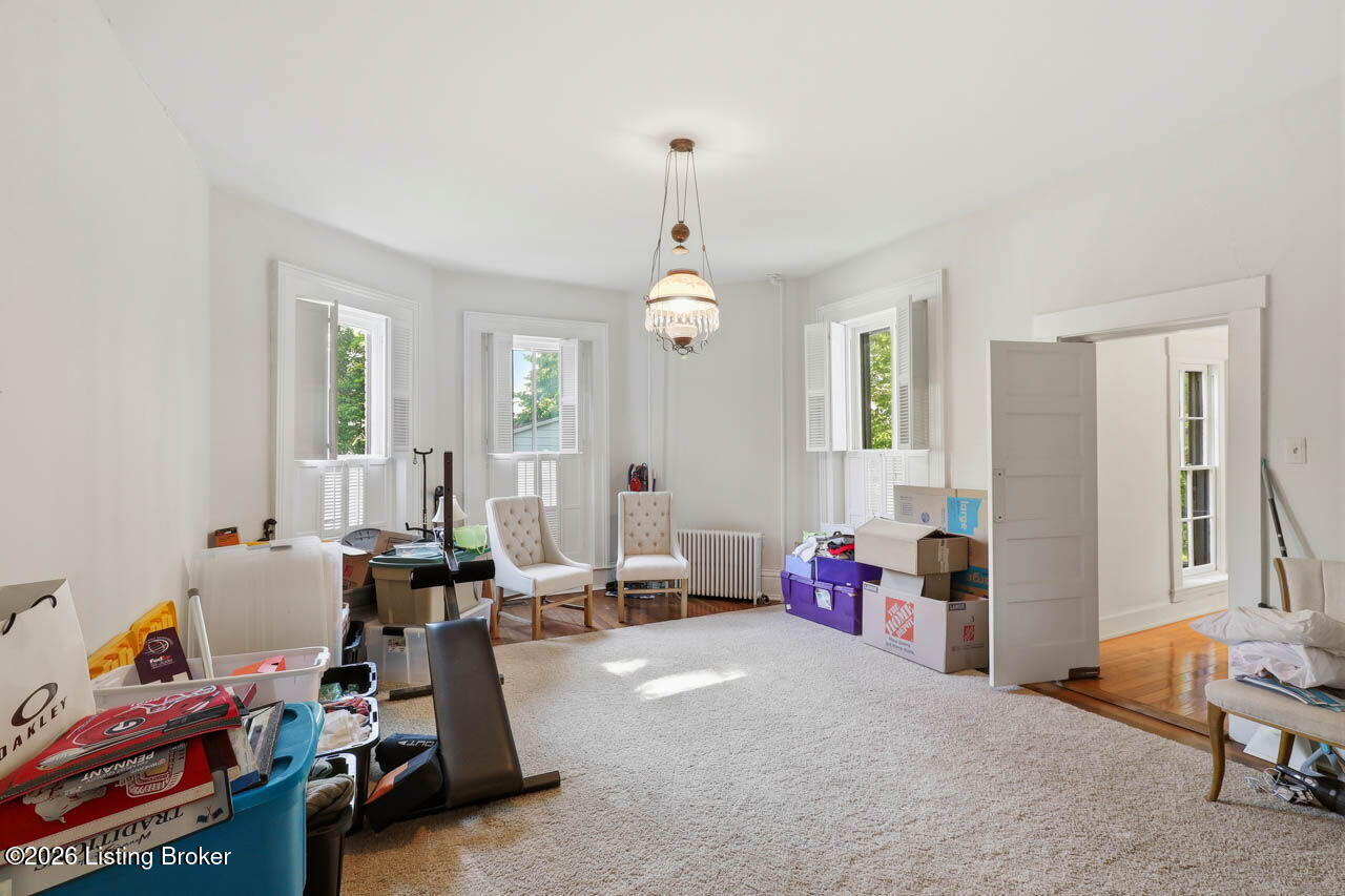 559 N Main St