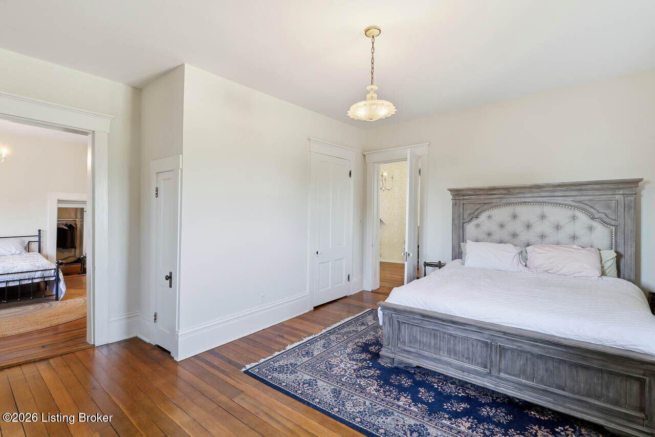 559 N Main St