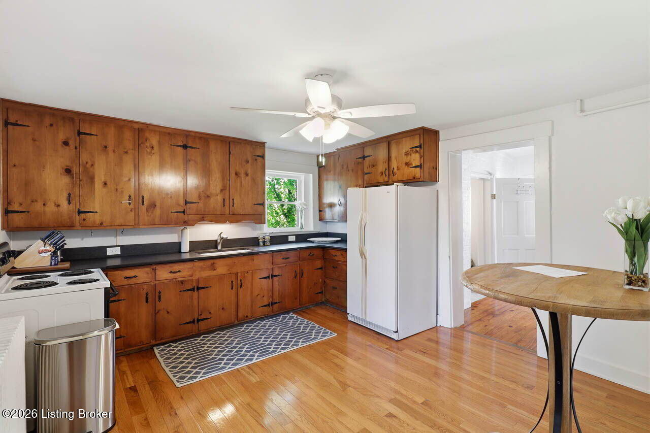 559 N Main St