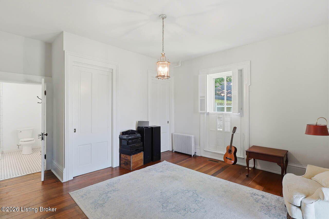 559 N Main St