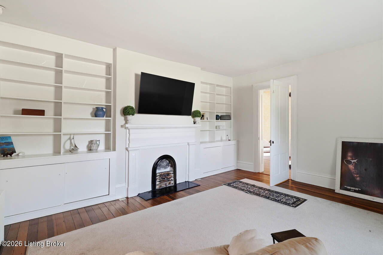 559 N Main St