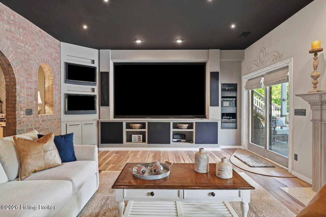 242 White Oak Dr