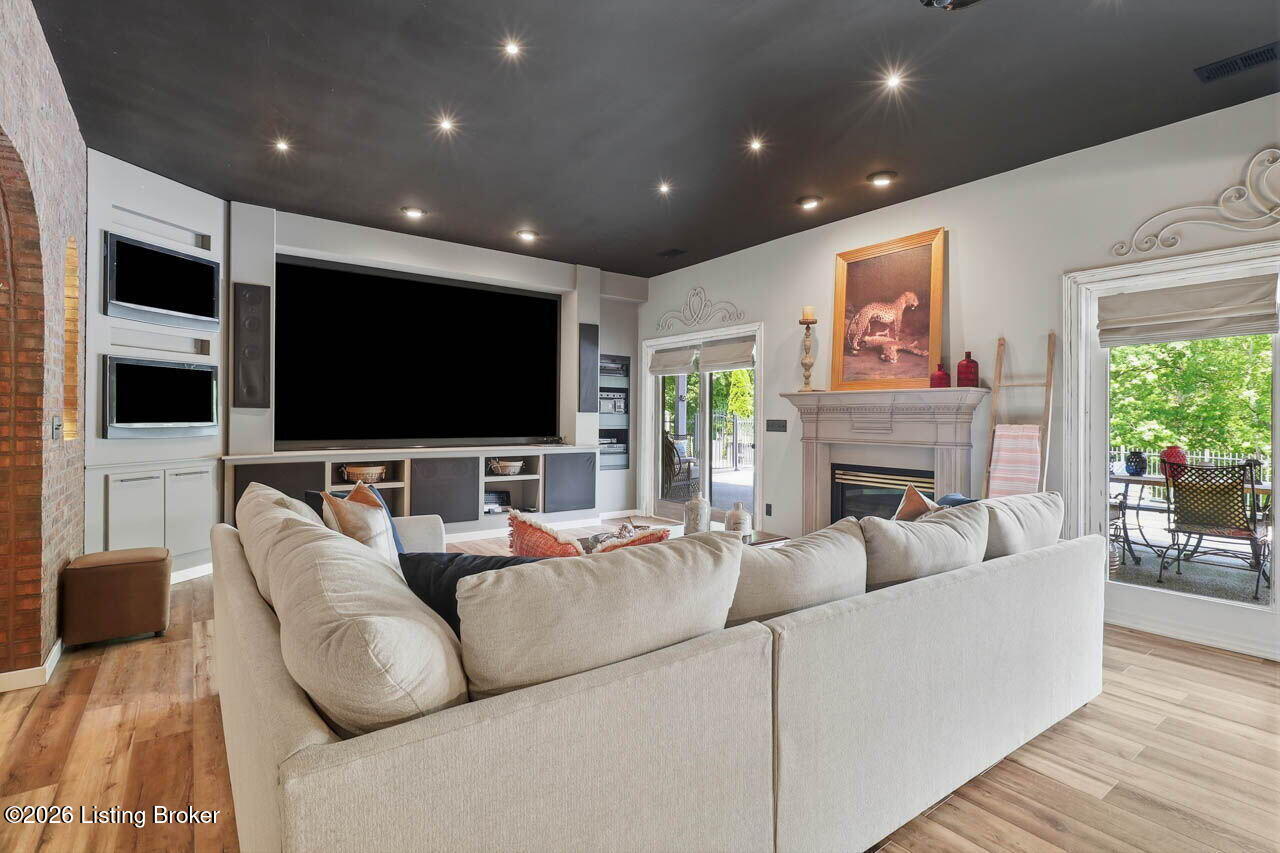 242 White Oak Dr