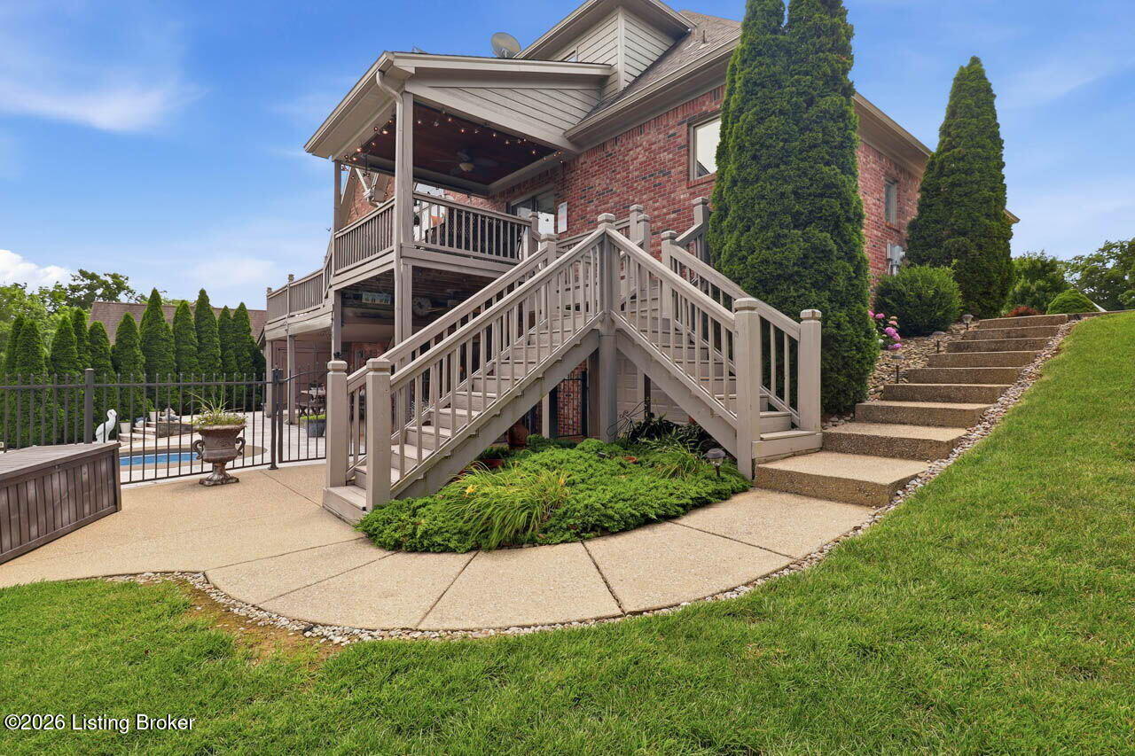 242 White Oak Dr