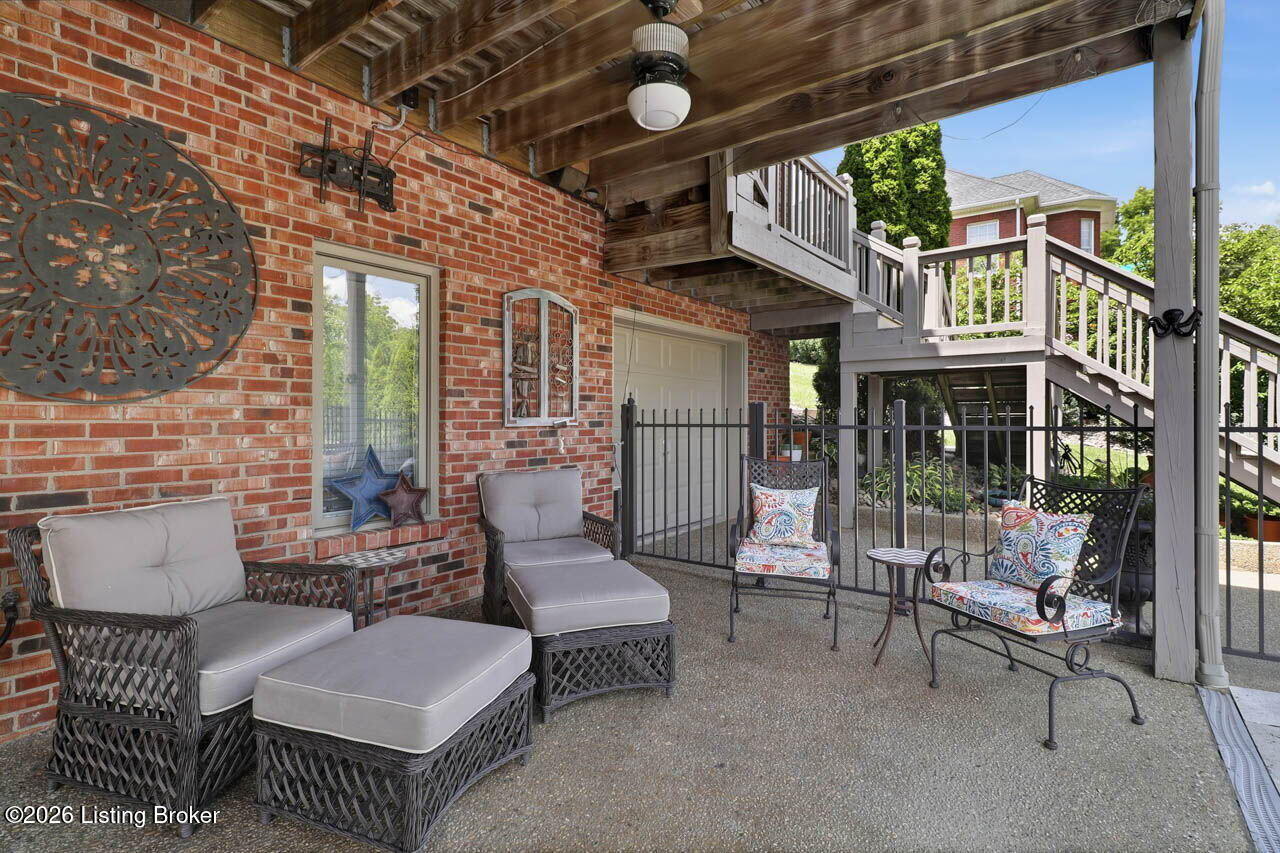 242 White Oak Dr