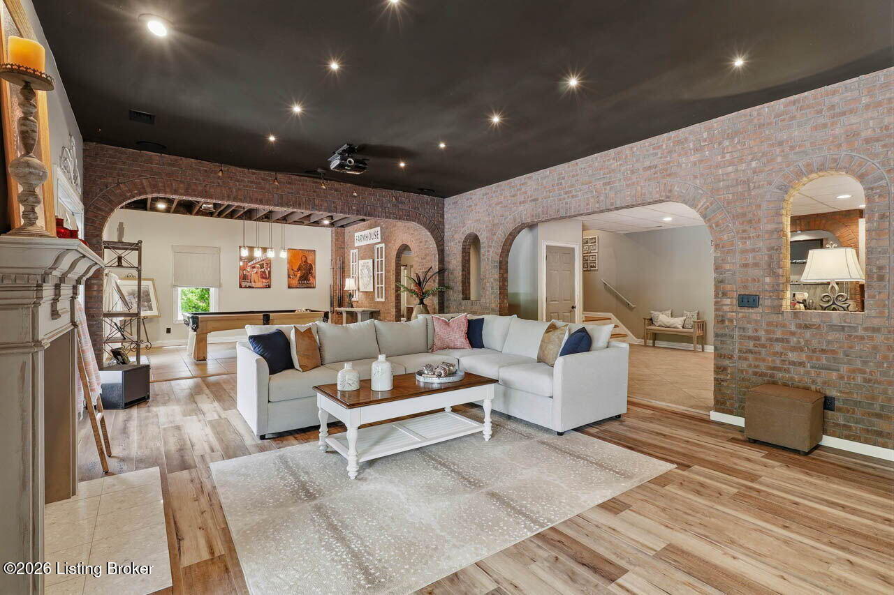 242 White Oak Dr