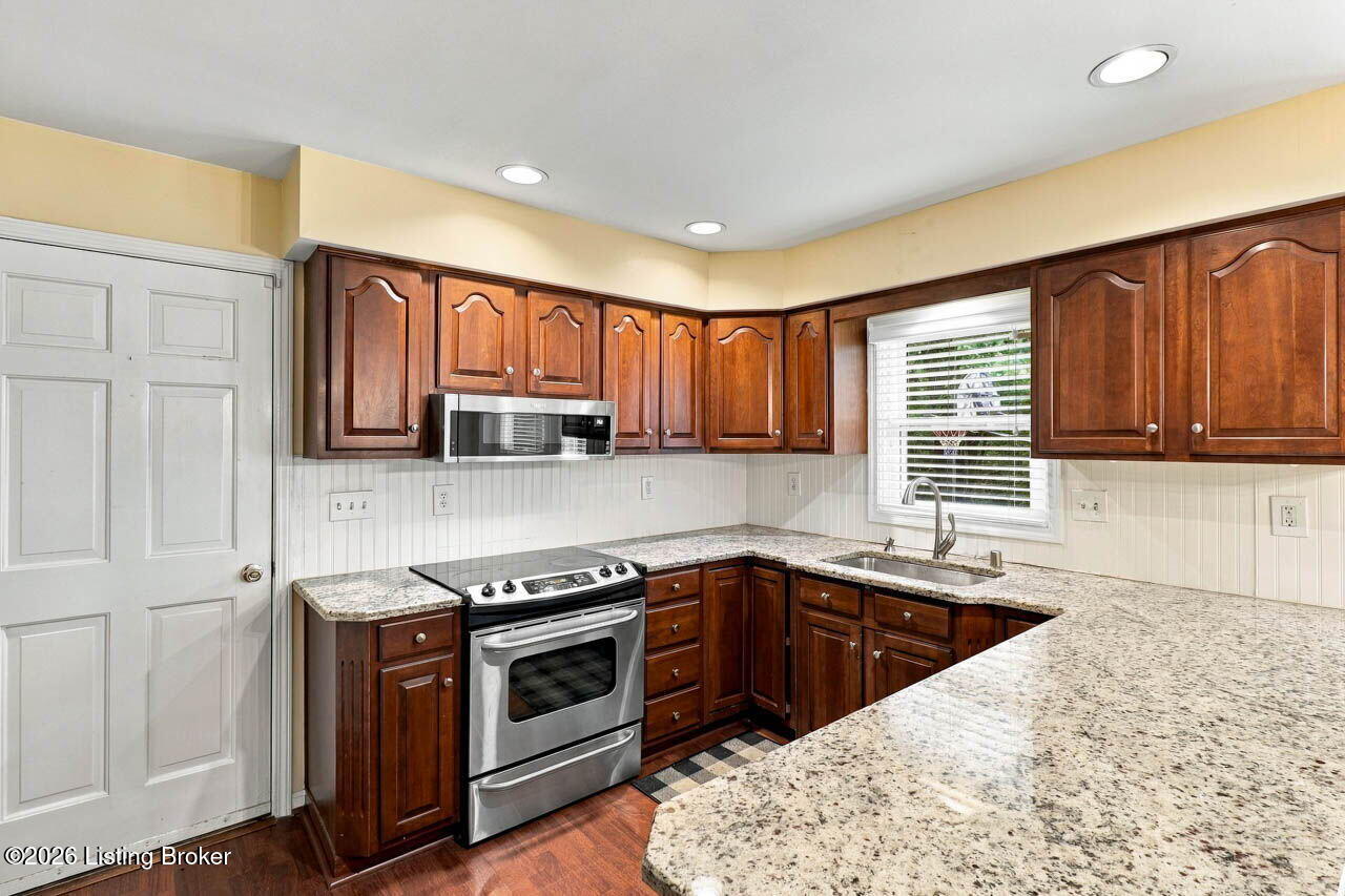 1118 Blackthorn Rd