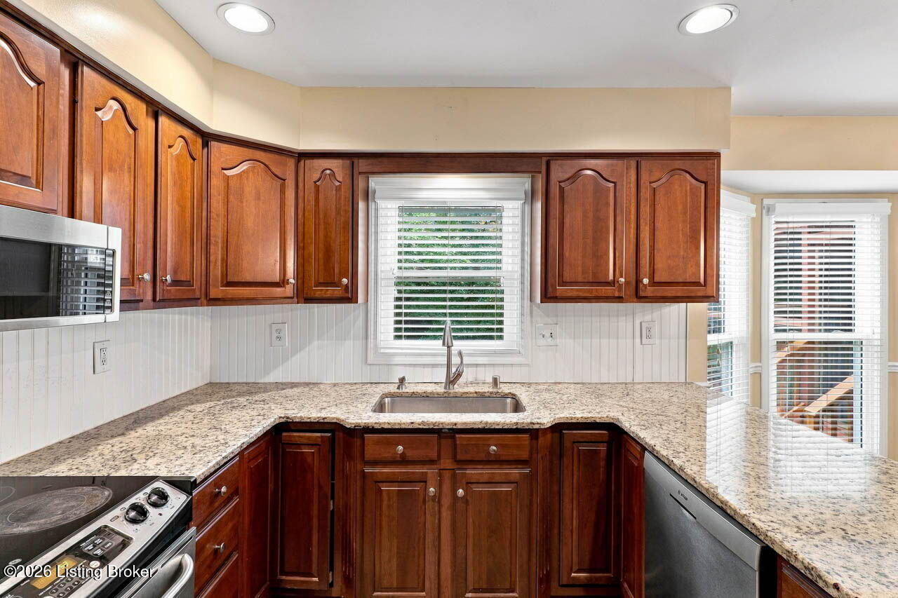 1118 Blackthorn Rd