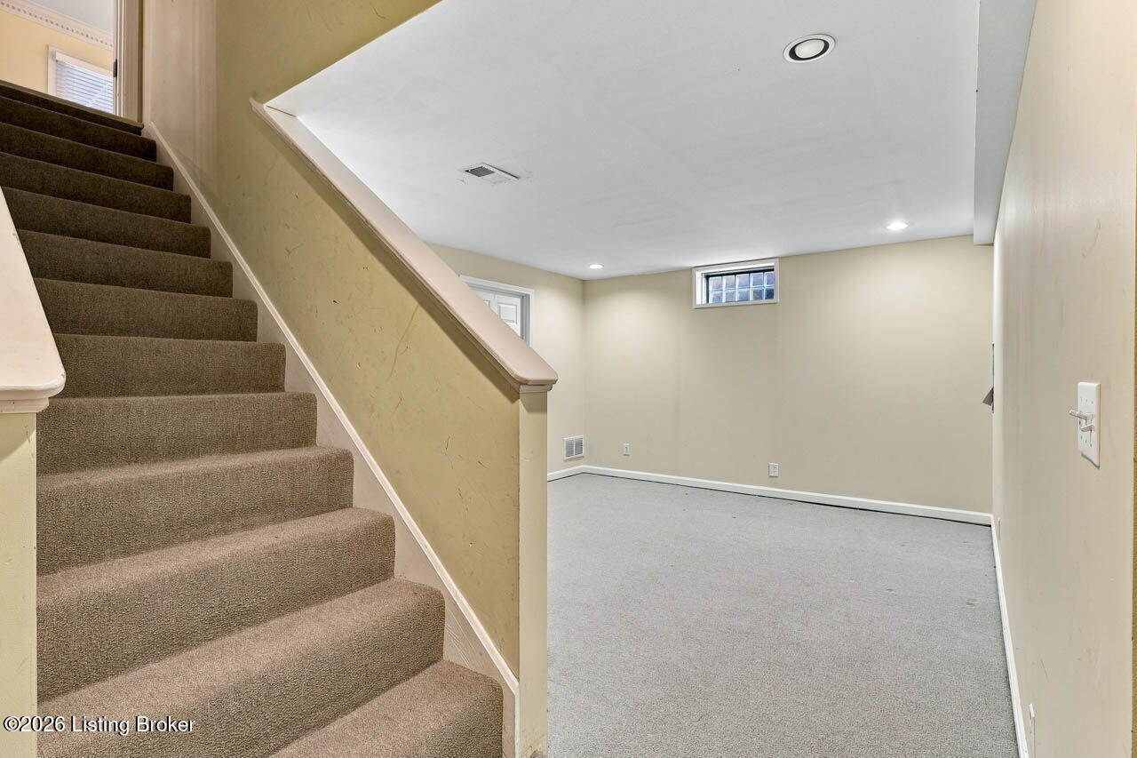1118 Blackthorn Rd