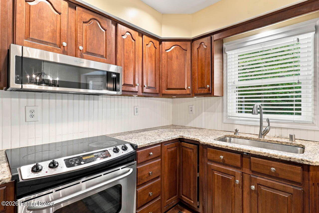 1118 Blackthorn Rd