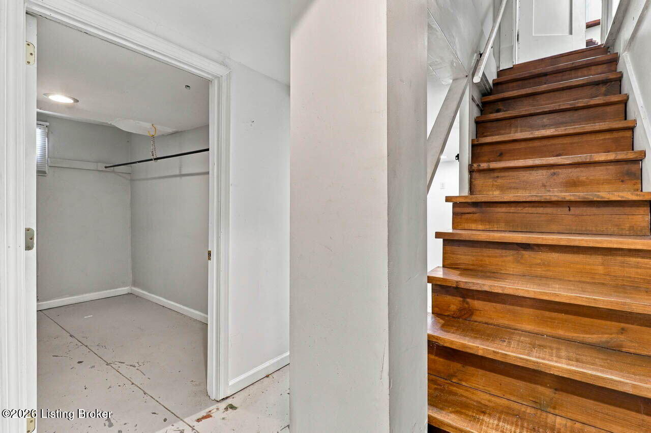 2156 Gladstone Ave