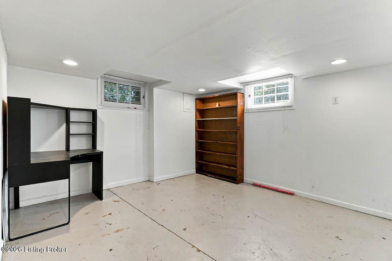 2156 Gladstone Ave
