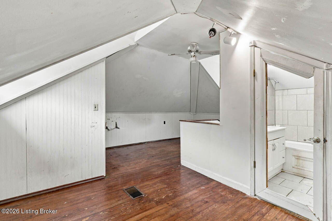 2156 Gladstone Ave
