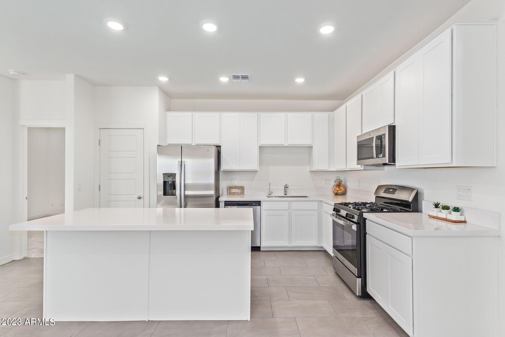 35320 W SANTA MONICA Avenue