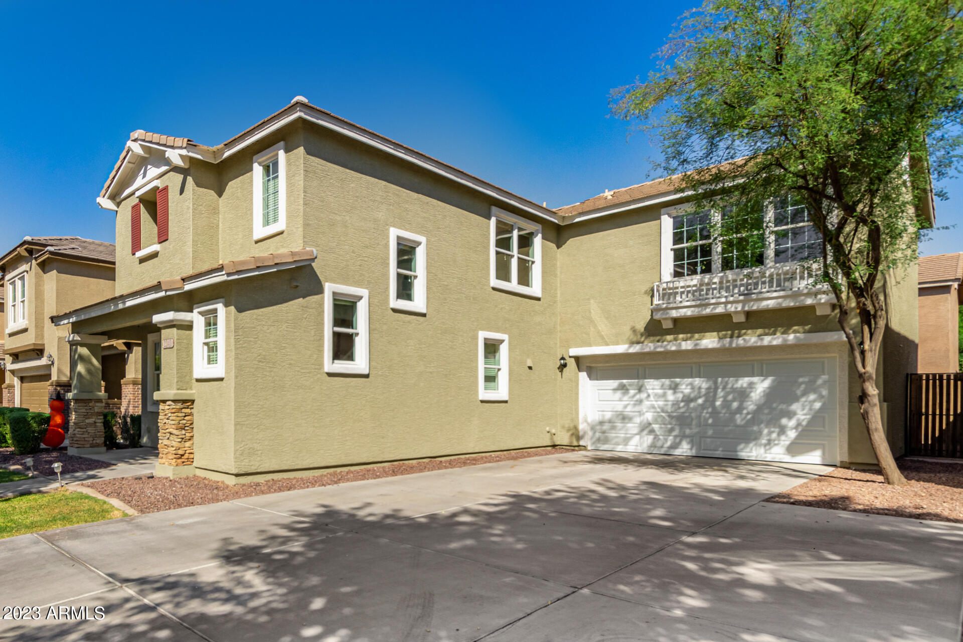 2340 E WAYLAND Drive