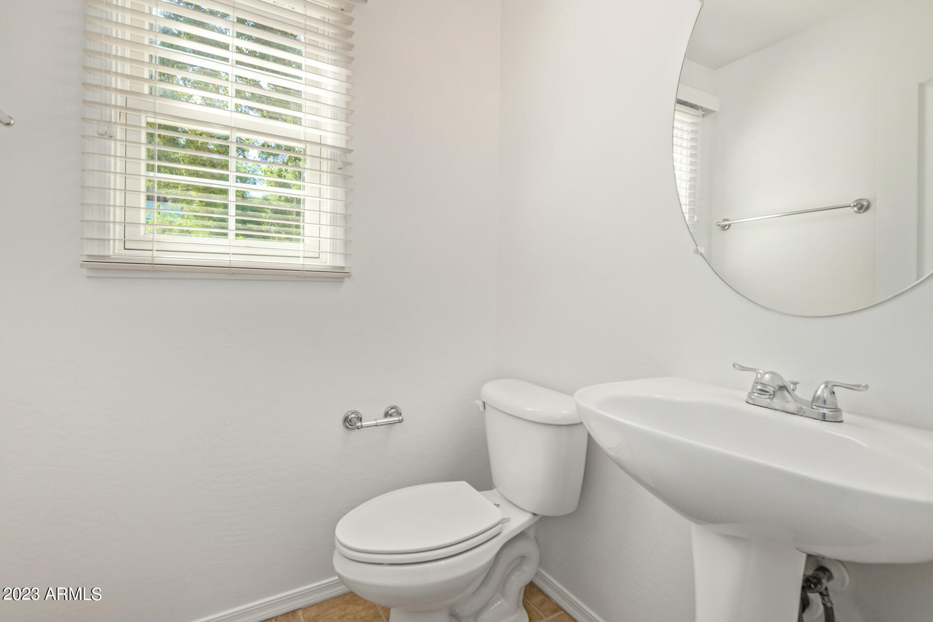 2340 E WAYLAND Drive